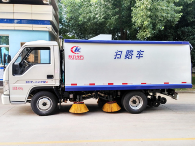 福田小型掃路車(chē)與多功能路面養(yǎng)護(hù)解決方案